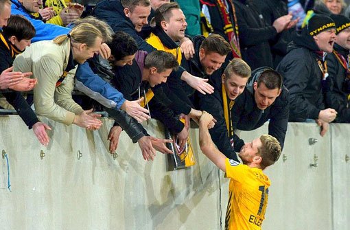 Trotz Niederlage ein Danke von Dresdens Justin Eilersan die Fans. Dynamo Dresden verliert sein Spiel gegen Borussia Dortmund 0:2. Foto: dpa