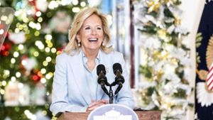 Es glänzt und glitzert: First Lady Jill Biden präsentiert die diesjährige Weihnachtsdekoration im Weißen Haus. Foto: IMAGO/ZUMA Wire/IMAGO/Michael Brochstein