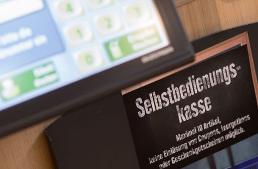 Auch in Filialen der Edeka-Gruppe tauchen Selbstbedienungskassen auf. Die Ketten arbeiten auch an Handyapps für digitales Bezahlen. Foto: dpa/Swen Pförtner