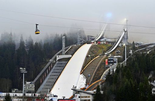 So sah es in Oberstdorf aus: Nur der Aufsprunghügel war schneebedeckt. Foto: AFP/Christof Stache