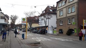 Die Lage in der Fellbacher Bahnhofstraße: Radler verbotenerweise auf den Gehwegen, vorläufig keine Entscheidung zur künftigen Straßenraumgestaltung. Foto: Dirk Herrmann