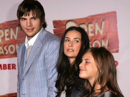 Ashton Kutcher mit Demi Moore und Tallulah Willis (v.l.) im Jahr 2006 in Los Angeles. Foto: imago images/YAY Images