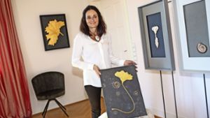 Ute Hauff präsentiert in ihrer neu eröffneten Galerie in Holzmaden vergoldete Abgüsse von Versteinerungen. Foto: /Ines Rudel