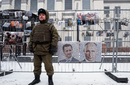 Während in Kiew gegen den Krieg in syrien demonstriert wird, kommt es in der Ostukraine zu schweren Lämpfen zwischen der Armee und moskautreuen Separatisten. Foto: EPA