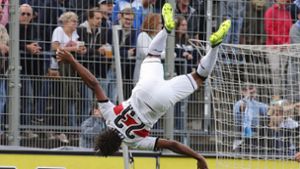 Caniggia Elva bejubelt seinen Treffer für den VfB Stuttgart II gegen die Stuttgarter Kickers. Foto: Pressefoto Baumann