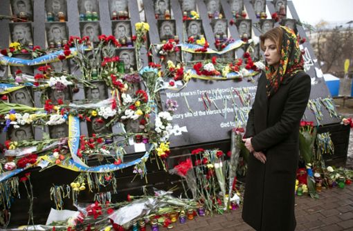 Eine Ukrainerin gedenkt der Maidan-Toten am Mahnmal in Kiew. Foto: UmlandAP