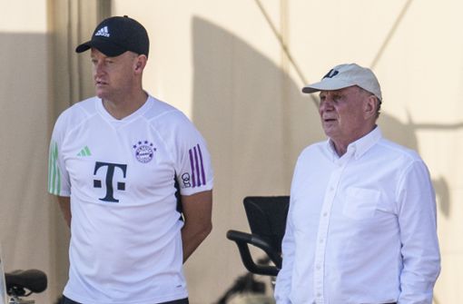 Uli Hoeneß (rechts, mit Teamarzt Jochen Hahne) im Trainingslager des FC Bayern Foto: dpa/David Inderlied