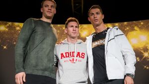 Manuel Neuer, Lionel Messi und Cristiano Ronaldo (von links) wollen Weltfußballer werden. Foto: Getty Images Europe