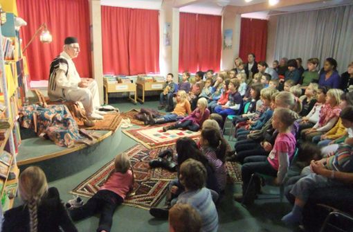 So hat alles angefangen: Der Märchenerzähler Reza Maschajechi bei den ersten Nürtinger Kinder- und Jugendkulturwochen im Jahr 2011 Foto: privat