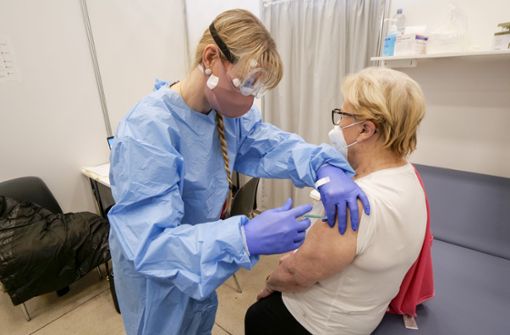 Ursula Graf (rechts) bekommt die Erstimpfung. Foto: Simon Granville