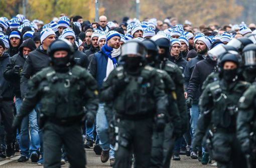 Die Polizei hat vielen  KSC-Fans den Zugang zum Stadion verwehrt. Foto: dpa/Christoph Schmidt