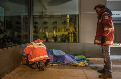 Mitarbeiter des DRK kümmern sich ehrenamtlich mit dem Kältebus um die Obdachlosen in Stuttgart. Foto: Lichtgut/Max Kovalenko
