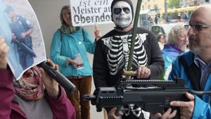 Noch immer protestieren Friedensbewegte gegen den Rüstungsproduzenten Heckler & Koch. Foto: Verleih