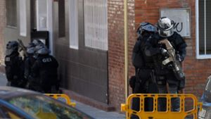 Die Wohnung des Mannes wird mit Sprengstoffexperten und Spürhunden durchsucht. Foto: AFP