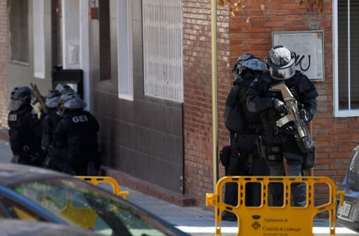 Die Wohnung des Mannes wird mit Sprengstoffexperten und Spürhunden durchsucht. Foto: AFP