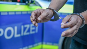 Vorfall in Supermarkt in Esslingen: Mann schlägt zu und beißt Polizisten