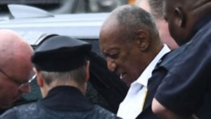 Polizisten führen Bill Cosby ab. Foto: AFP