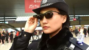Die chinesischen Sicherheitsbehörden statten ihre Beamten mit digitalen Brillen aus, die Gesichter erkennen können. Foto: AFP