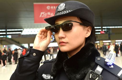 Die chinesischen Sicherheitsbehörden statten ihre Beamten mit digitalen Brillen aus, die Gesichter erkennen können. Foto: AFP