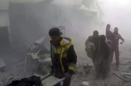 Alles liegt in Schutt und Asche: Das vom Syrischen Zivilschutz («Weißhelme») zur Verfügung gestellte Videostandbild zeigt Mitglieder des Zivilschutzes, die während Luftangriffen und Beschuss Anwohnern helfen. Foto: Uncredited/Syrian Civil Defense White Helmets/AP/dpa