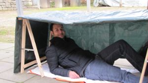 Komfortabel ist anders, aber der Obdachlosenschutz, den Antonio Guerriero entworfen hat, hält wenigstens Regen und Wind ab. Foto: Sybille Neth