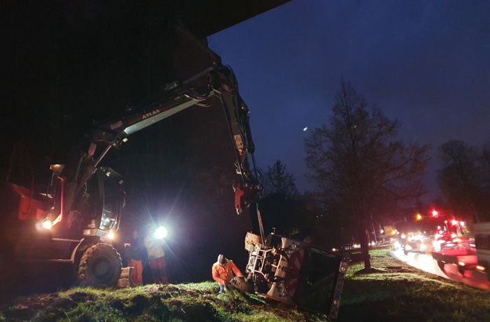 Unfall an Marbacher „Oehler-Kreuzung“: Bauhof-Fahrzeug kippt auf die Seite