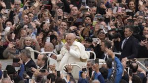 Der Papst umringt von Menschenmassen am Ostersonntag in Rom. Foto: dpa/Alessandra Tarantino