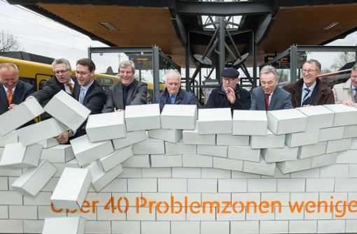 Die Struktur des VVS wurden zum 1. April 2019 radikal vereinfacht. Die Verantwortlichen räumten damals symbolisch eine Mauer ab. Foto: Lichtgut/Leif Piechowski