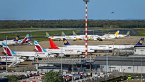 Zahlreiche  Flugzeuge bleiben aufgrund der Pandemie am Boden, so wie hier am Flughafen Düsseldorf. Foto: imago/Rupert Oberhäuser