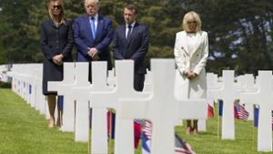 Gemeinsames Gedenken: Melania und Donald Trump,  Emmanuel und  Brigitte Macron (von links) während einer Zeremonie zum 75. Jahrestag des D-Day auf dem US-Militärfriedhof Colleville-sur-Mer. Foto: AP