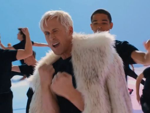 Ryan Gosling im Musikvideo zur Originalversion von Im Just Ken. Foto: YouTube/Warner Bros. DE