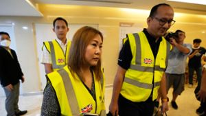 Mitarbeiter der britischen Botschaft besuchen in einem Hospital in Bangkok  britische Passagiere, die bei dem Flug verletzt wurden. Foto: Sakchai Lalit/AP/dpa