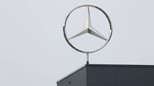 Logo von Mercedes-Benz: Der Autobauer hat weltweit rund 250 000 Fahrzeuge zurückgerufen. Foto: IMAGO/Rene Traut/IMAGO/Rene Traut