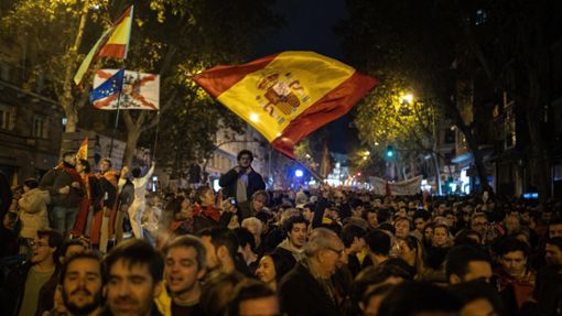 Seit Tagen  gehen Tausende in  Spanien – wie hier in Madrid – auf die Straßen und protestieren gegen das Amnestiegesetz. Die Demonstrationen  werden auch von rechtsradikalen Randalierern aufgemischt.Foto: imago/Abacapress Foto:  