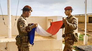 Abzugs-Ritual: Französische Soldaten holen ihre Flagge ein. Foto: AFP/Handout