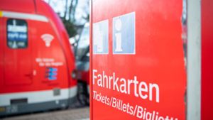Für Abokunden der Deutschen Bahn führt meistens der Weg zum Deutschlandticket am Ende an den Automaten. Foto: dpa/Sebastian Gollnow