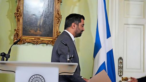 Yousaf verlässt seinen Amtssitz in Edinburgh. Foto: dpa/Andrew Milligan
