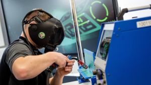 Moderne Techniken bringen neue Herausforderungen: Ein Auszubildender arbeitet im Daimler-Ausbildungszentrum in einem neuen Industrie-4.0-Labor an einer virtuellen Schweißmaschine. Foto: dpa/Christoph Schmidt