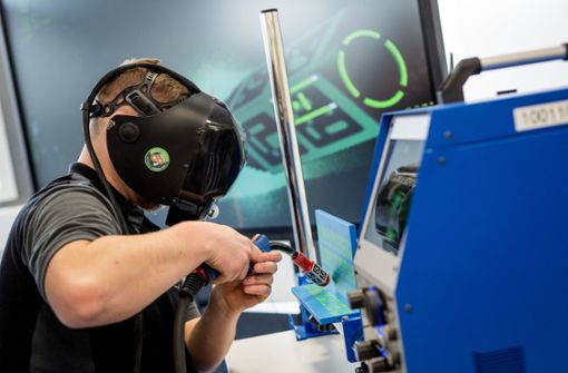 Moderne Techniken bringen neue Herausforderungen: Ein Auszubildender arbeitet im Daimler-Ausbildungszentrum in einem neuen Industrie-4.0-Labor an einer virtuellen Schweißmaschine. Foto: dpa/Christoph Schmidt