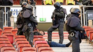 Die Polizei probte am Dienstag die Abläufe bei einem Terroranschlag während der EM. Foto: Lichtgut//Leif Piechowski