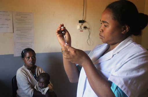 Eine  Krankenschwester impft im Gesundheitszentrum von Iarintsena im Süden Madagaskars Kleinkinder gegen Masern. Foto: Laetitia Bezain/dpa