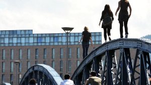 Im Gegensatz zu vielen anderen Brücken im Land ist die Blaue Brücke in Freiburg in gutem Zustand. Foto: dpa