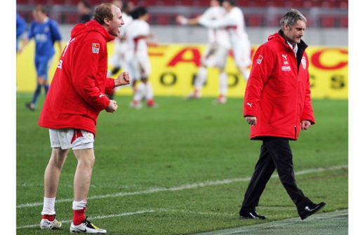 Ey Trainer, was ist los? Linksverteidiger Ludovic Magnin und der Coach Armin Veh – lustige Zeiten, in der Saison 2007/08. Foto: Baumann