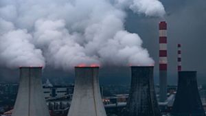 Luftverschmutzung: Rauch und Wasserdampf steigen aus den Schornsteinen und Kühltürmen im Kohlekraftwerk Laziska bei Kattowitz in Polen. Foto: Monika Skolimowska/dpa