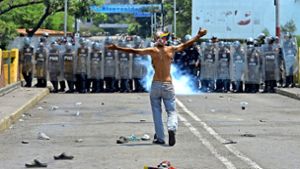 In Cúcuta an der Grenze zu Kolumbien spielte sich an Wochenende ein ungleicher Kampf bewaffneter Venezolaner gegen unbewaffnete ab. Foto: AFP