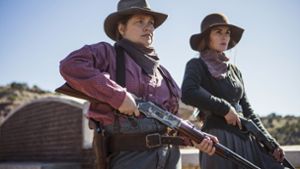 Merritt Wever (li.) und Michelle Dockery spielen zwei der taffen Frauen aus La Belle in „Godless“ Foto: Netflix