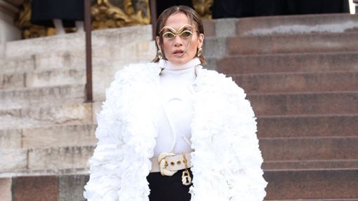 Jennifer Lopez ist nicht der einzige Promi, der sich anlässlich der Haute-Couture-Schauen in Paris in Szene setzte. Foto: IMAGO/Bestimage/IMAGO/Denis Guignebourg / Bestimage
