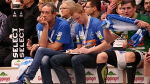 Nachdenklicher Rolf Brack (neben dem Sportlichen Leiter und Spielmacher Allan Damgaard/v.li.): die Zukunft des Frisch-Auf-Trainers über die Saison hinaus ist weiter offen. Foto: Baumann