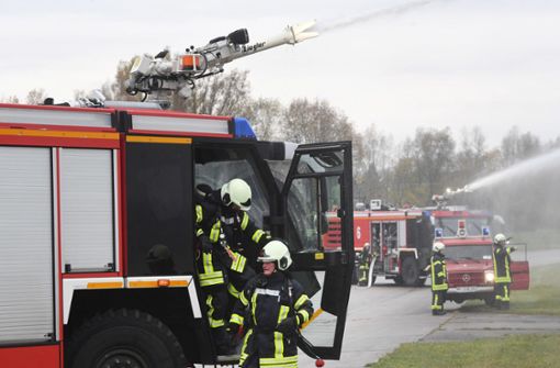 Feuerwehrleute bei einer Löschübung – in ihrem Verband herrscht gerade der Ernstfall. Foto: dpa/Stefan Sauer
