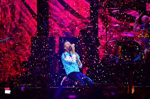 Die Brit Awards gelten neben den Grammys als einer der wichtigsten Musikpreise der Welt und auch als große Show. Klar, das auch Coldplay-Frontsänger Chris Martin nicht fehlen durfte. Foto: PA Wire